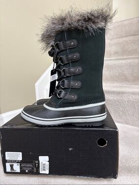 NWT/NIB Women’s Sorel Black Winter Boots with Brown Faux Fur Trim